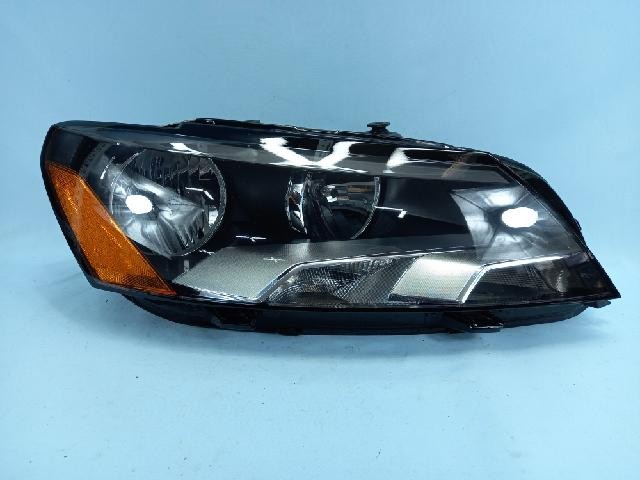 2014 Volkswagen The New Passat TDI Right Headlight