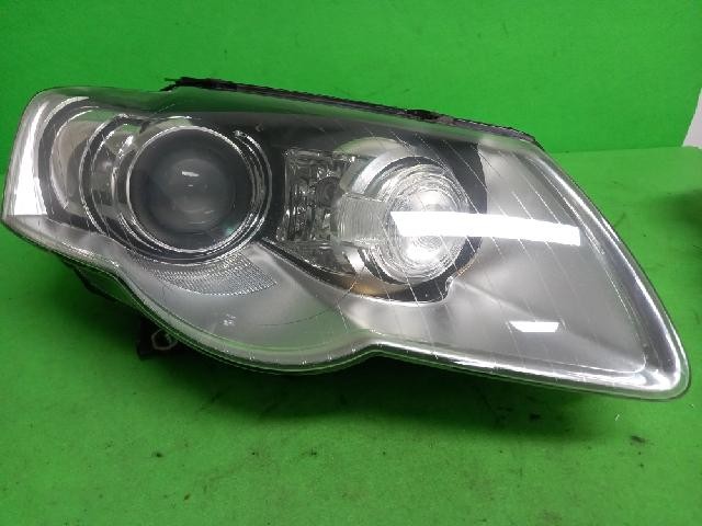 2010 Volkswagen TDI Right Headlight