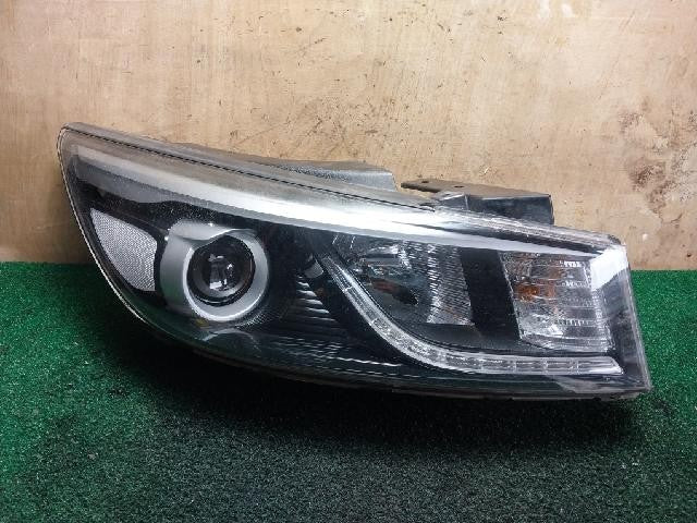2018 KIA Cedona all new Carnival Right Xenon Headlight 92102-A9