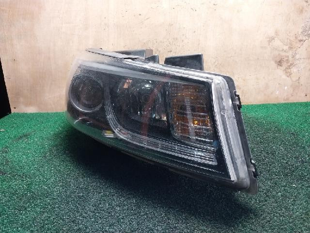 2018 KIA Cedona all new Carnival Right Xenon Headlight 92102-A9
