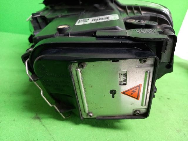 2010 Volkswagen TDI Right Headlight