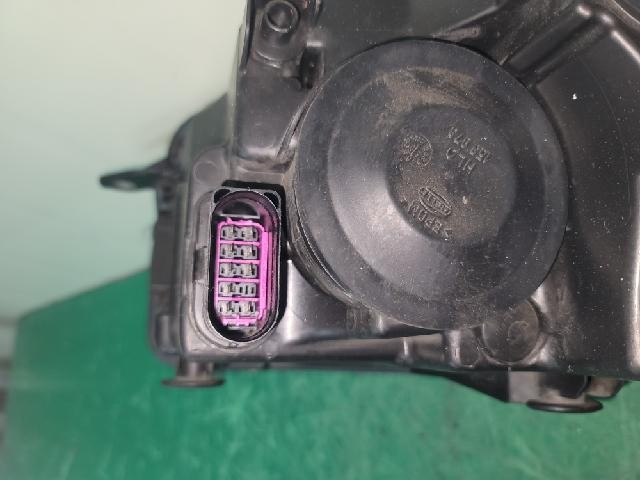 2010 Volkswagen Golf Right Headlight