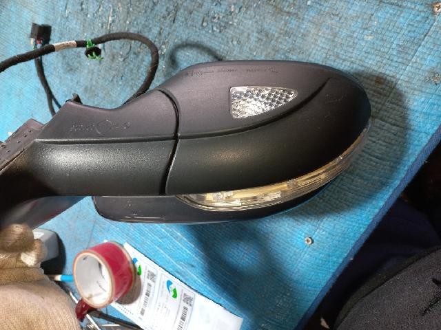 2011 Volkswagen Golf BlueMotion Right Side Mirror